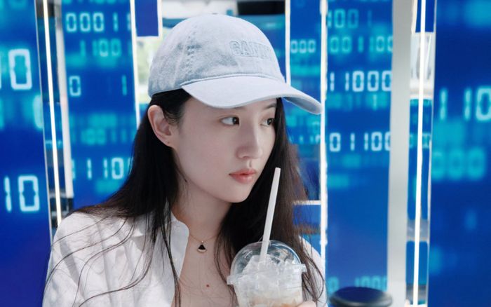 Lưu Diệc Phi để lộ mặt mộc trắng bóc, được khen trẻ như gái đôi mươi