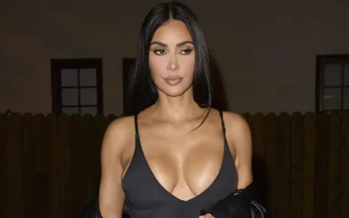 Kim Kardashian khoe đường cong với bodysuit xẻ sâu táo bạo