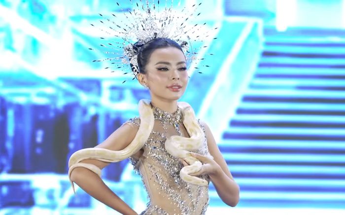 Xôn xao khoảnh khắc thí sinh Miss Grand Vietnam 2026 mang trăn lên sân khấu