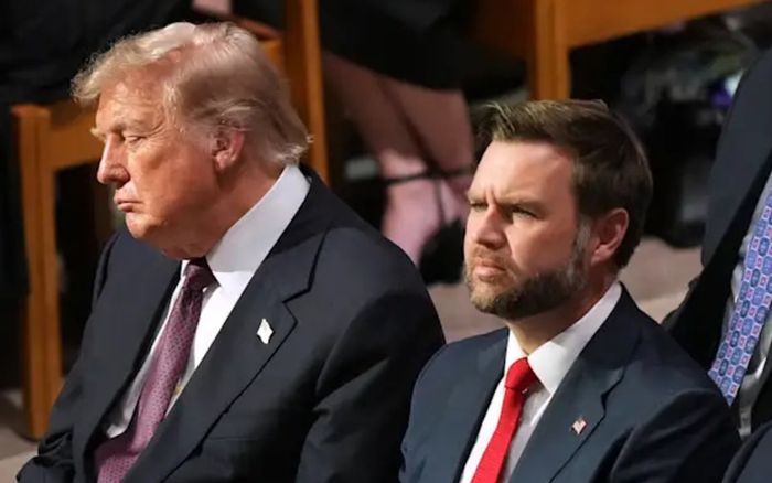 Donald Trump bị nghi ngủ gật tại lễ tang Lindsey Graham, Nhà Trắng lên tiếng