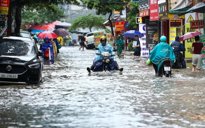 Mưa lớn tiếp diễn ở nhiều khu vực, có nơi vượt 150mm; cảnh báo lũ quét, sạt lở đất