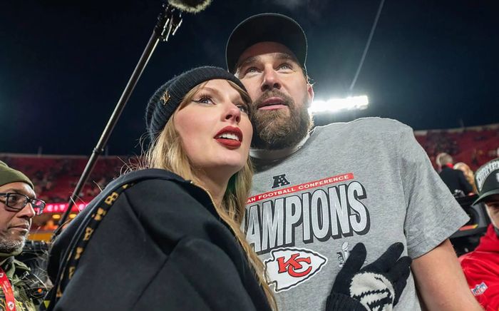 Khoảnh khắc Travis Kelce bật khóc khi nhìn Taylor Swift bước vào lễ đường được hé lộ