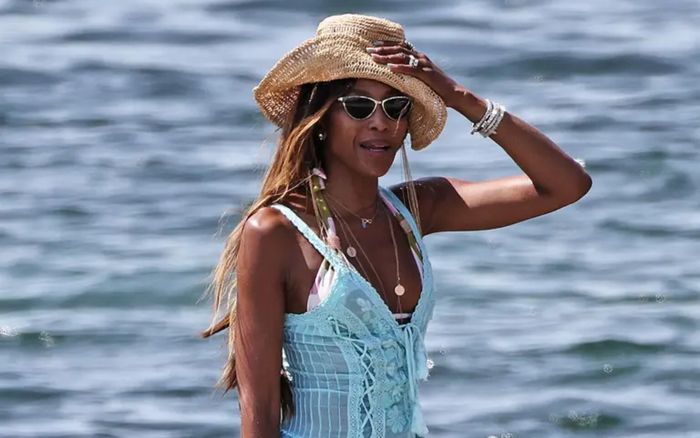 Phong cách thời trang đi biển của siêu mẫu Naomi Campbell ở tuổi 56
