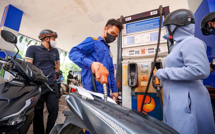 Giá xăng dầu hôm nay 29/7: Tiếp tục đà giảm
