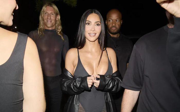 Khán giả tranh cãi khi siêu mẫu Kim Kardashian diện trang phục xuyên thấu