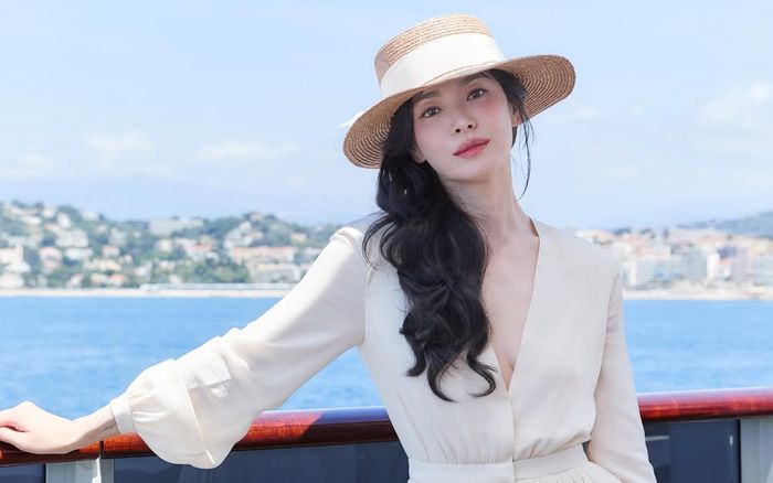 Song Hye Kyo cười tươi rói khi gặp người đặc biệt