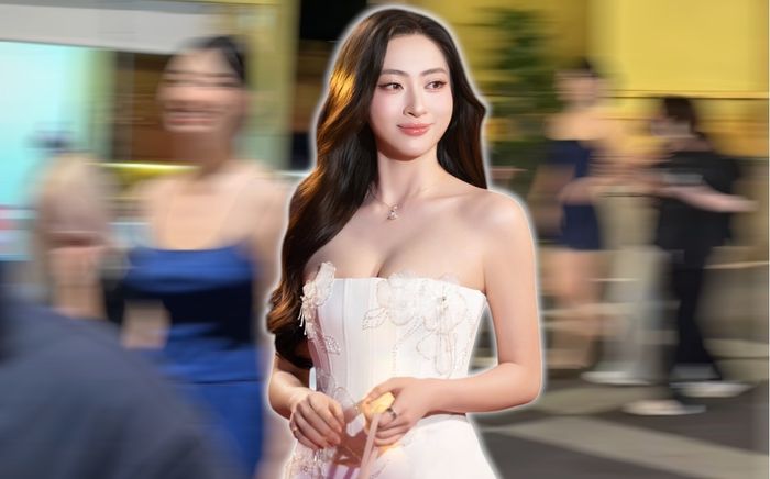 'Rần rần' clip Lương Thùy Linh khoe trọn đôi chân 1m22 qua cam thường