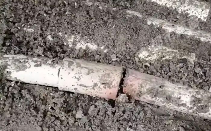Con trai đi chân trần phát hiện điều lạ dưới nền nhà, người đàn ông đập gạch lên rồi sững sờ