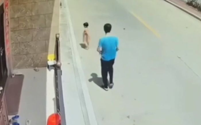 Người đàn ông có hành động nguy hiểm với bé gái, người dân hô hào giải cứu
