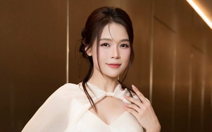 Sam khiến fan bất ngờ với nhan sắc ngày càng trẻ trung sau sinh