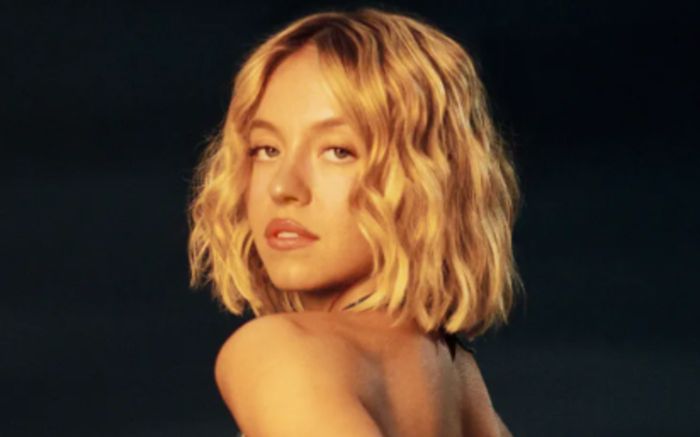 Sydney Sweeney gây ấn tượng với chiếc áo denim xẻ sâu