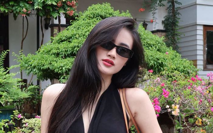 Hoa hậu Ý Nhi diện sắc đen thanh lịch, thần thái ngày càng cuốn hút