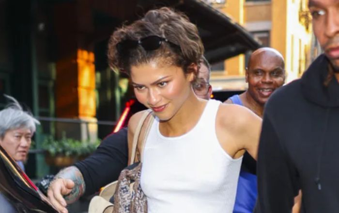 Zendaya giản dị với áo tank top hở eo phối cùng giày búp bê