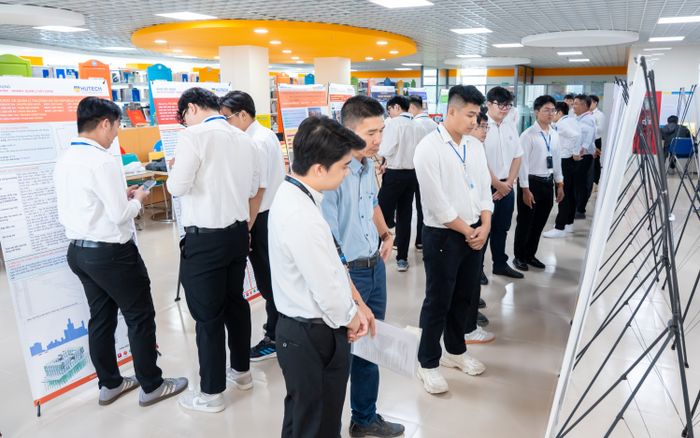 Mang đồ án "thử lửa" tại triển lãm, sinh viên Xây dựng HUTECH khẳng định năng lực trước doanh nghiệp
