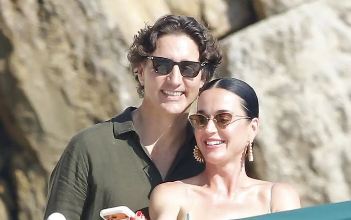 Justin Trudeau chăm sóc Katy Perry đầy tình tứ trên du thuyền