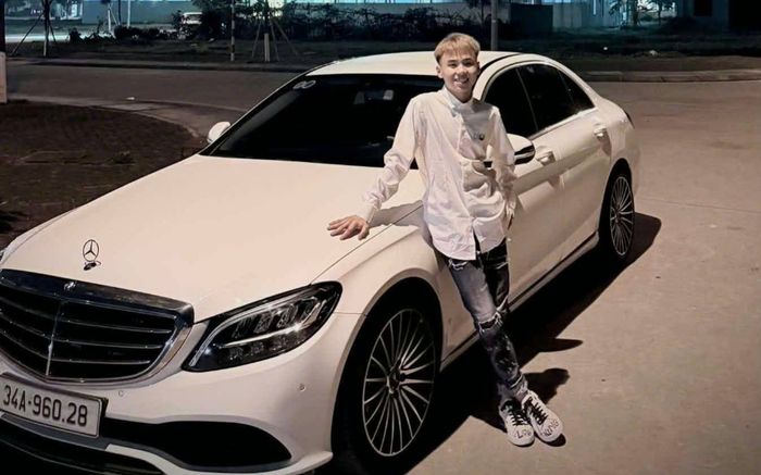 Chàng trai vượt khó từ gia đình khó khăn đến mua Mercedes tuổi 18