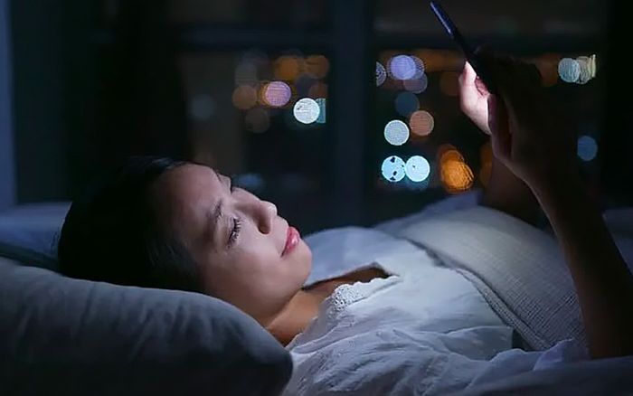 5 thói quen trước khi ngủ tưởng vô hại nhưng khiến sức khỏe giảm sút