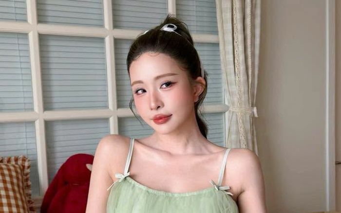 Quỳnh Nga khoe nhan sắc rạng rỡ ở tuổi U40