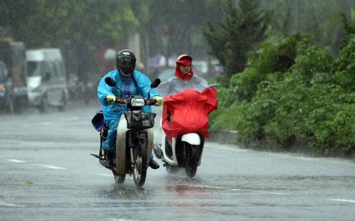 Trong 3 giờ tới, những khu vực nào ở Hà Nội sẽ đón mưa dông kèm lốc, sét, gió giật mạnh?