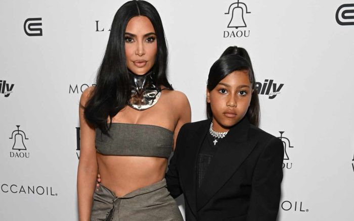 Chuyến lưu diễn đầu tiên của con gái Kim Kardashian bị hủy trước ngày khởi hành