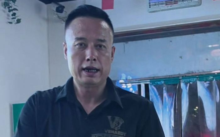 Chủ quán ăn gây sốt vì giống Elon Musk, khách kéo đến xin chụp ảnh
