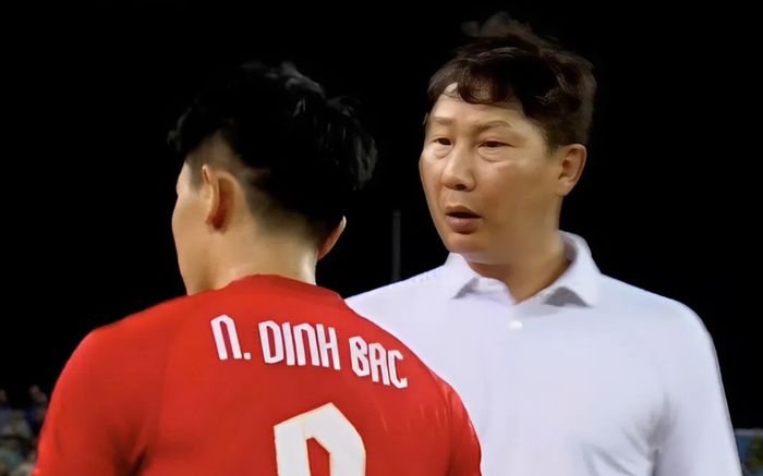 Cái nhăn mặt của HLV Kim Sang Sik dành cho Đình Bắc