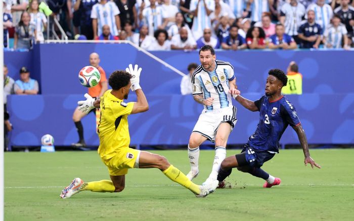 Messi ghi siêu phẩm, lập siêu kỷ lục World Cup