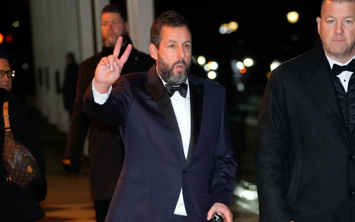 Nam diễn viên Adam Sandler làm chủ hôn trong lễ cưới của Taylor Swift