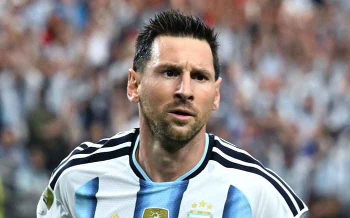 Messi lập ba siêu kỷ lục, bỏ xa Ronaldo