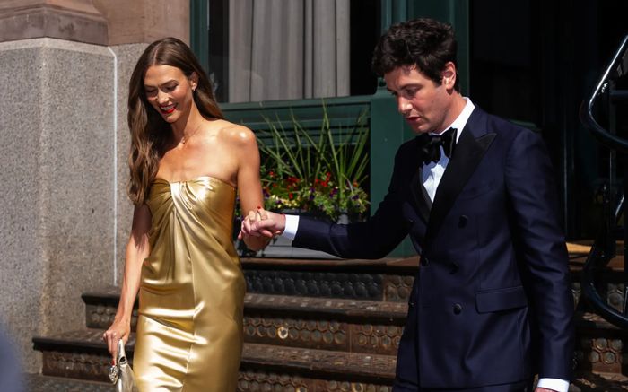 Người mẫu Karlie Kloss cùng chồng xuất hiện trong lễ cưới Taylor Swift, xóa tan tin đồn 'rạn nứt'