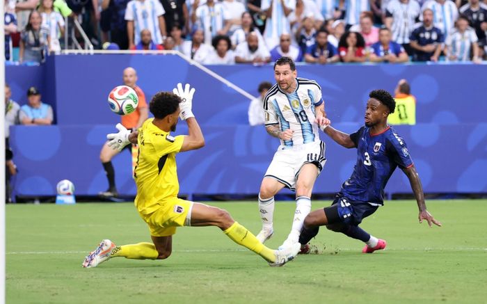 Thủ môn Vozinha có màn trình diễn để đời trước Messi