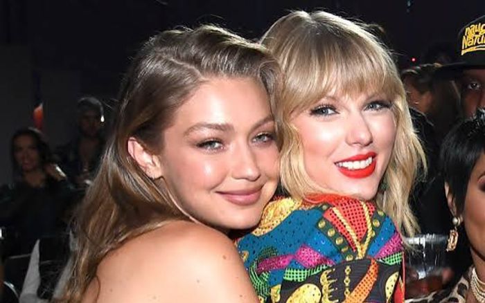 Gigi Hadid diện váy 15.000 đô tham dự đám cưới của Taylor Swift