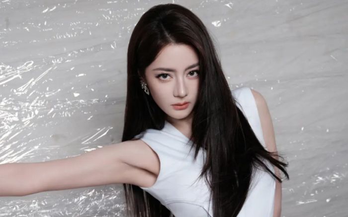 Địch Lệ Nhiệt Ba khoe nhan sắc rạng rỡ trong bộ ảnh mới