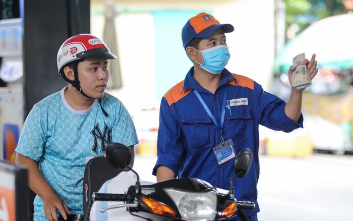Giá xăng dầu hôm nay 4/7: Đảo chiều tăng nhẹ