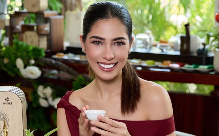Á hậu Miss Cosmo 2025 Chelsea Fernandez rạng rỡ dạo phố Đà Nẵng