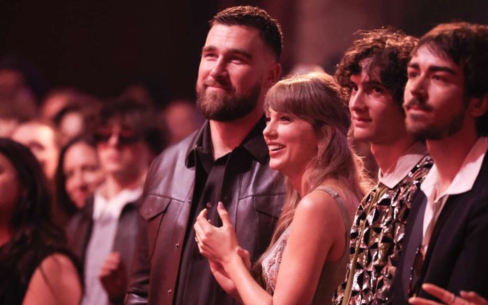 Taylor Swift cài cắm 'bí mật' trong ngày cưới, fan phát hiện ngay lập tức