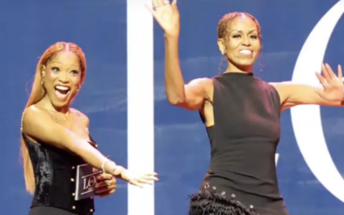 Michelle Obama tỏa sáng với váy đen xẻ cao đầy cá tính