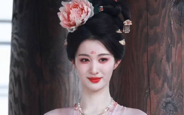 Vương Sở Nhiên gây bão với tạo hình cổ trang lộng lẫy trong phim mới