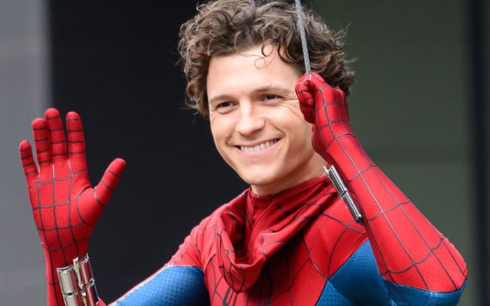 Tom Holland tiết lộ tạo hình Người Nhện mới