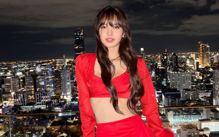 Lisa (BLACKPINK) khoe nhan sắc nổi bật, visual như búp bê gây sốt mạng xã hội