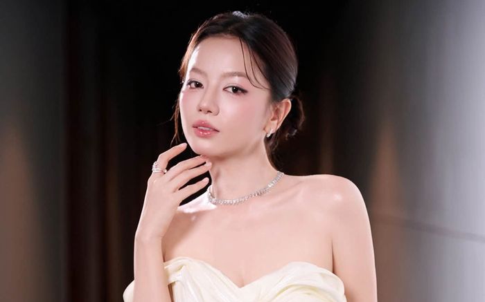 Mỹ nhân 'Mưa Đỏ' diện váy trễ vai khoe vẻ đẹp tựa nữ thần