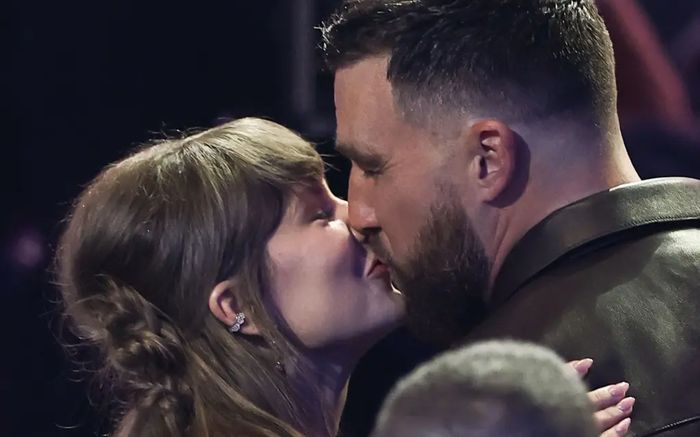 Taylor Swift và Travis Kelce đọc lời thề gần 20 phút trong hôn lễ
