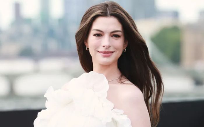 Anne Hathaway khéo khoe bụng bầu với váy trắng boho