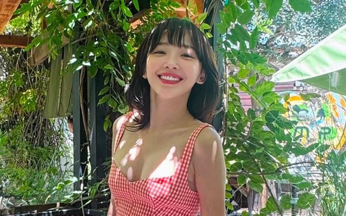 Tóc Tiên tươi tắn thả dáng khi diện váy hai dây gợi cảm