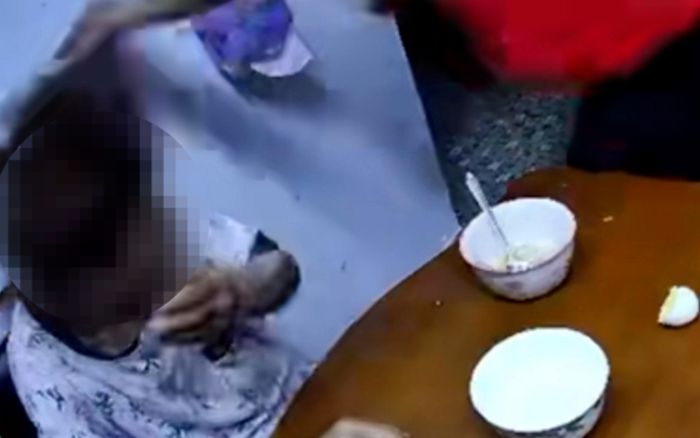 Thuê người giúp việc chăm sóc cụ bà 85 tuổi, gia đình bàng hoàng sau khi xem camera