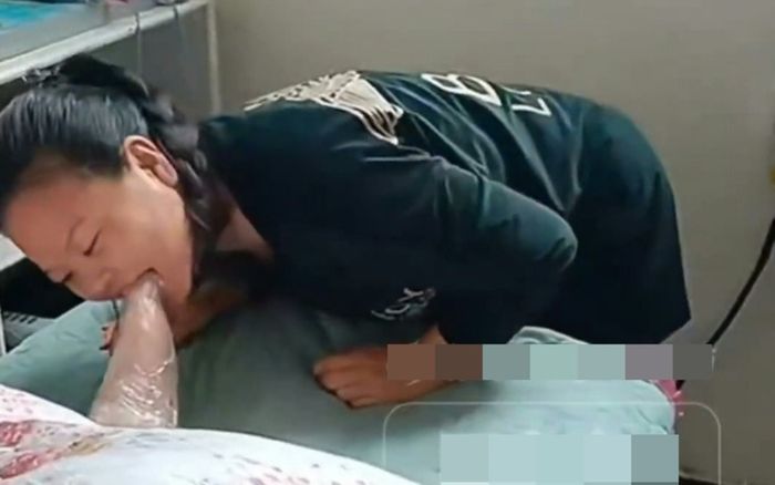 Người vợ cắn ngón chân của chồng suốt 4 năm, lý do khiến ai cũng bật khóc