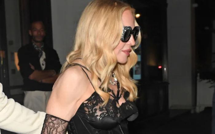 Madonna hóa quý cô gothic với bản phối corset và tất lưới cá tính