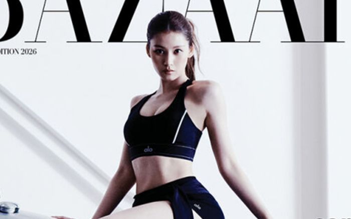 Sana (TWICE) khoe cơ bụng săn chắc