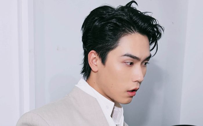 Võ Điền Gia Huy khoe góc nghiêng cực phẩm
