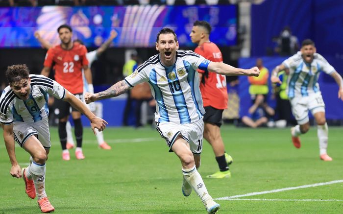 Messi rực sáng giúp Argentina ngược dòng kinh điển loại Ai Cập